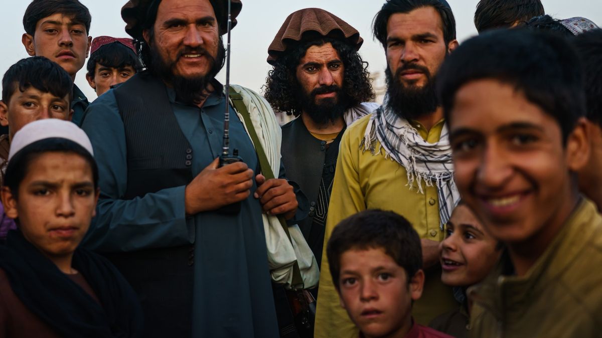 „Nutili nás bojovat, kluky zabil výbuch.“ Zoufalí Afghánci popisují život s Tálibánem